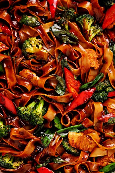 Chicken Drunken Noodles, Thai Basil Sauce, Pad Kee Mao Recipe, Broccoli Sauce, Noodles Healthy, Pad Kee Mao, Thai Drunken Noodles, Drunken Noodles, Basil Sauce