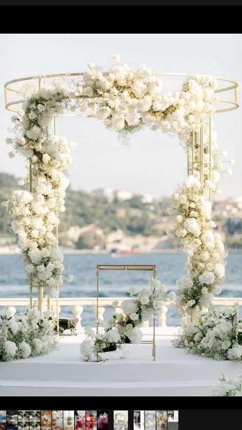 Flower Arch Ideas, Flower Backdrop Decoration, White And Gold Wedding Themes, Wedding Alter, Gold Wedding Flowers, White Wedding Arch, Wedding Arches Outdoors, White Wedding Ceremony, Wedding Alters