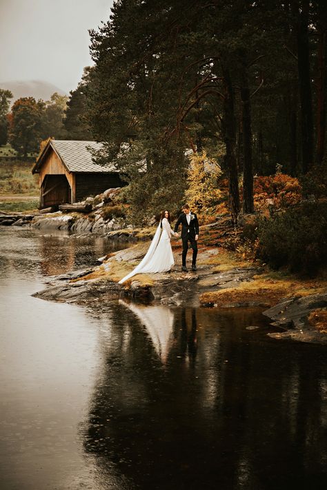 Autumn Wedding Venues Outdoor, Cabin Wedding Aesthetic, Autumn Wedding Outdoor, Cabin Wedding Photography, Fall Wedding Elopement, Cabin Wedding Photos, October Wedding Aesthetic, Fall Cabin Wedding, Autumn Wedding Aesthetic