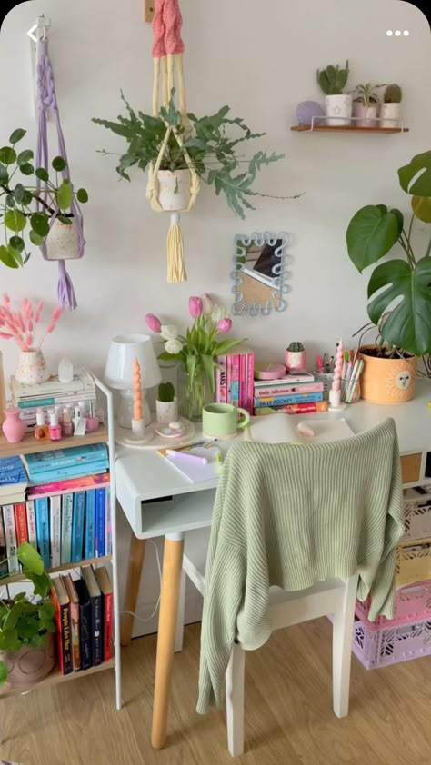 Closet Study Space, Flower Room Decor Aesthetic, Bright Room Decor, Pastel Room Ideas, Cool Dorm Rooms, Diy Room Decor For Teens, Dream Apartment Decor, Study Decor, Pinterest Room Decor