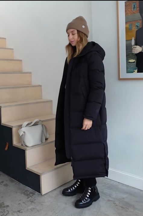 Long Down Jacket Outfit, Long Puffer Jacket Outfit Winter Style, Padded Coat Outfit, Long Puffer Outfit, Long Puffer Coat Outfit, Puffer Jacket Outfit Winter Style, Long Puffer Jacket Outfit, Puffy Jacket Outfit, Long Black Winter Coat