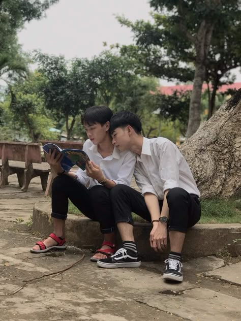 Two People Sitting Pose, Two Guys Sitting Together, Curious Pose Reference, Two People Sitting Together Reference, Cuddling Pose Reference, People Interacting, Couple Poses Reference, Cute Romance, 사진 촬영 포즈