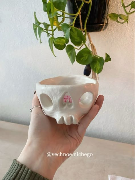 Skull Pinch Pot, Skull Clay Art, Air Dry Clay Skull, Pinch Pot Ideas Ceramics Easy, Small Ceramic Sculptures, Emo Clay Ideas, Goth Clay Projects, Small Things To Make With Clay, Clay Air Dry Ideas