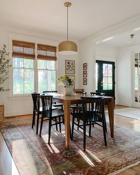 Home Tour: The Goodman House in Virginia – Schoolhouse Black Chairs, Dining Room Inspo, Midcentury Modern Dining Chairs, Black Dining Chairs, Beautiful Dining Rooms, Up House, Style Deco, Dining Room Inspiration, Farmhouse Dining Room