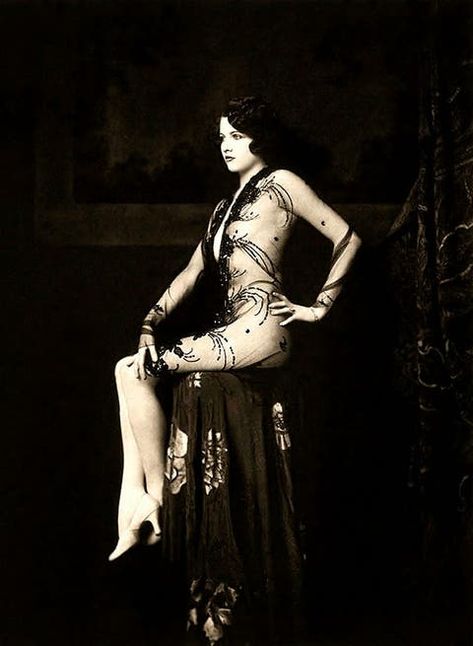 35 Beautiful Portrait Photos of Ziegfeld Follies Showgirls From the 1920s Taken by Alfred Cheney Johnston ~ Vintage Everyday Photography 1920s, Burlesque Vintage, Flapper Girls, Ziegfeld Girls, Ziegfeld Follies, Vintage Burlesque, Pin Up Vintage, Portrait Vintage, Louise Brooks