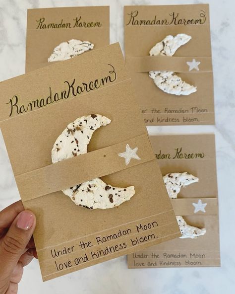 How To Make A Plantable Ramadan Moon Seed Gift – IslamiMommy Card Crafts Diy, Paper Flowers Bouquet, Diy Eid Gifts, Seed Craft, How To Make Greetings, Ramadan Moon, Make Greeting Cards, Eid Hampers, Cardboard Crafts Kids