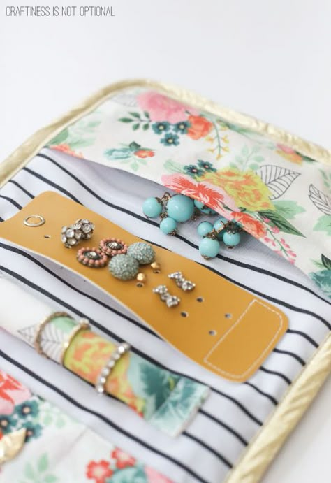 Super cute travel jewelry clutch! Read our blog for why you'll need something like this on your next vacaton http://www.malakjewelers.com/blog/planning-a-vacation-what-jewelry-to-bring/ Diy Earring Holder, Jewelry Storage Diy, Jewerly Organizer, Travel Necklace, Organizer Diy, Diy Jewelry Holder, Travel Jewelry Organizer, Jewelry Roll, Jewelry Organizer Diy