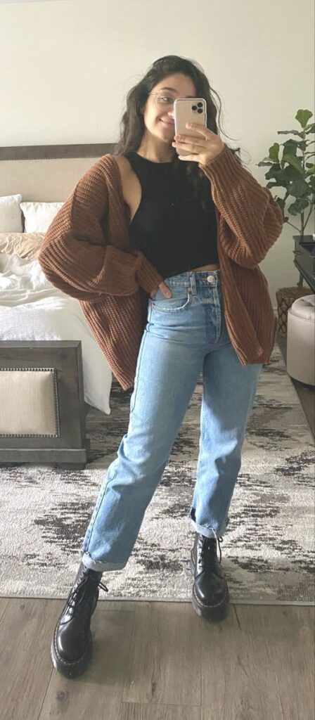 Outfit Ideas Straight Leg Jeans, Docs With Jeans Outfit, Docs And Mom Jeans, Mom Jeans And Doc Martens Outfit, Retro Mom Jeans Outfit, Mom Jeans Styling Ideas, Straight Leg Jeans Doc Martens, Straight Jeans And Doc Martens, Jeans And Docs Outfit Winter