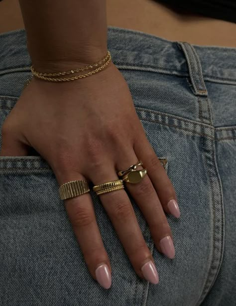 Ring Combinations Aesthetic, Ring Stack Aesthetic, Ringe Aesthetic, Stacked Rings Aesthetic, Styling Rings, Ring Stack Ideas, Gold Rings Aesthetic, Ring Layering, Ribbed Ring