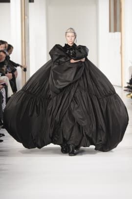 See John Galliano's Masterfully Subversive Couture Collection for Maison Margiela - Fashionista Collection Couture, Couture Looks, Couture Mode, Couture Week, Armani Prive, Martin Margiela, John Galliano, Couture Collection, Elie Saab