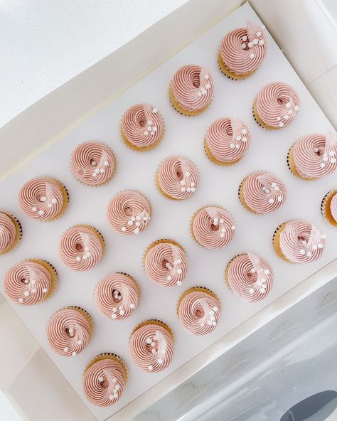 Dusty Pink Cupcakes, Baby Pink Cupcakes, Dusty Pink Baby Shower Ideas, Baby Shower Cupcakes Girl, Pink Baby Shower Cupcakes, Cute Pink Cupcakes, Pink And White Cupcakes, Elegant Cake Ideas, Pink Wedding Cupcakes