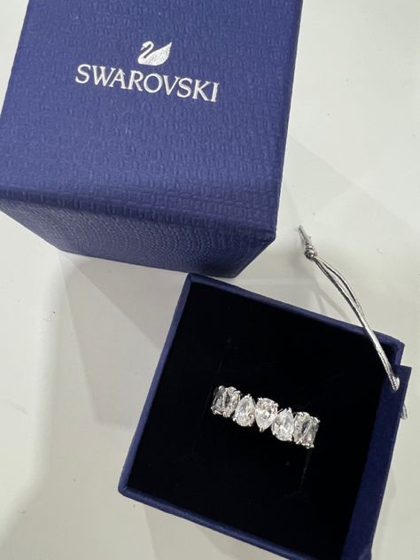 amazon link: https://amzn.to/3YxKdxq (affiliated) Swarovski Ring Engagement, Vittore Ring, Swarovski Vittore, Swarovski Rings, Rings Swarovski, Xoxo Jewelry, Pretty Jewelry Necklaces, Expensive Jewelry Luxury, Swarovski Ring