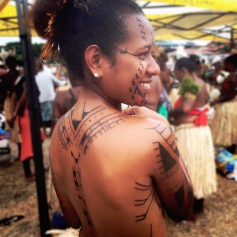 2015 Hiri Queen, Terita Toea wearing traditional revareva (tattoos), Central, Papua New Guinea 🇵🇬 via Mage’au : Melanesian Marks (Facebook) Motuan Tattoos, Fiji Tattoo, Mark Facebook, Culture Shock, Unique Faces, New Guinea, People Of The World, Shoulder Tattoo, Papua New Guinea