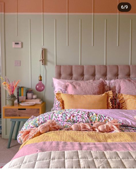 Colorful Dorm Room Decor, Vibrant Room Aesthetic, Bright Room Aesthetic, Maximalist Studio Apartment, Bedroom Esthetics, Girly Bedroom Aesthetic, Mismatched Bedding, Colorful Minimalist Bedroom, Summer Bedrooms