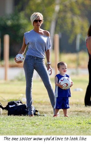 Soccer Mom Fashion, Soccer Mom Style, Soccer Moms, Homecoming Week, Victoria Beckham Style, Future Mommy, Sports Aesthetic, Mom Hairstyles, Mommy Life