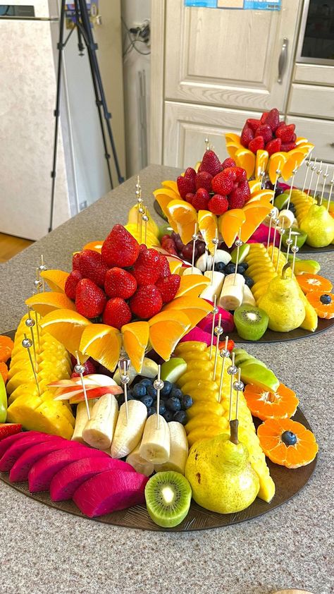 Instagram Fruit Buffet Table Ideas, Creative Fruit Platter, Fruit Platter Ideas Party Trays Simple, Creative Fruit Tray Ideas, Fresh Fruit Platter, Fruit Tray Designs, Fruit Presentation, Edible Fruit Arrangements, Fruit Buffet