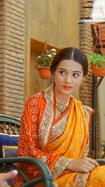 80s Bollywood Fashion Outfits, Amrita Rao 90s, Amrita Rao Vivah, 80s Bollywood, Retro Bollywood Fashion, Amrita Rao, Bollywood Aesthetic, 90s Bollywood Aesthetic, Anupam Kher