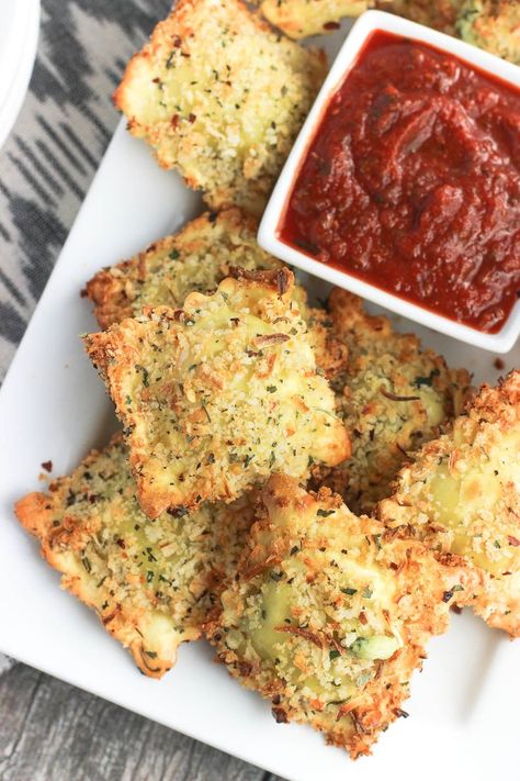 Entertaining & party appetizer recipe - This easy recipe for crispy and baked toasted ravioli will be a new appetizer favorite! Ravioli is coated in egg and an Italian-spiced panko breadcrumb mixture and baked for a crisp dish that’s made healthier! Serve with marinara sauce. Best Holiday Appetizers, Christmas Appetizers Easy, Toasted Ravioli, Holiday Appetizers Recipes, Ravioli Recipe, Italian Spices, Italian Appetizers, Party Appetizer, Favorite Appetizers