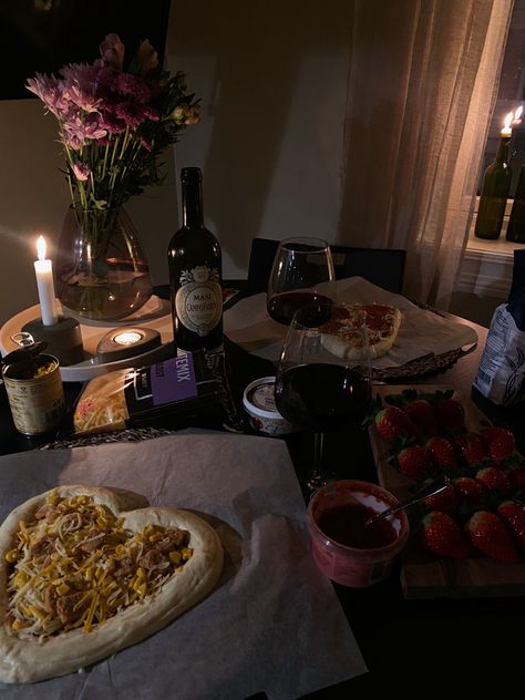 Pizza Date Night At Home Aesthetic, Pizza Date Night At Home, Pizza Night Friends, Homemade Pizza Date Night, Pizza Making Date, Valentines Self Care, Pizza Heart Shaped, Couple Dinner Date, Valentine Ideas For Boyfriend