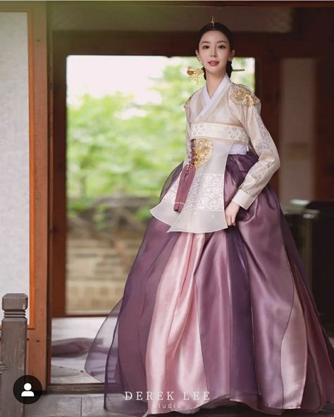 Korean Hanbok Princesses, Korean Historical Fashion, Ancient Korean Clothing, Hanbok Aesthetic, Hanbok Wedding, Asian Traditional Fashion, Traditional Asian Dress, Korean Traditional Clothing, Korea Dress