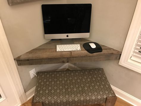 Corner desk made of pallet wood Small Corner Computer Desk, Corner Desk Ideas, Floating Corner Desk, Small Corner Desk, Diy Corner Desk, Coin Tv, Small Computer Desk, Desk Diy, Floating Desk