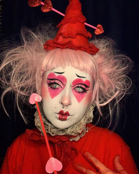 💞 Lovestruck 💞 using our Clown White and Paradise Makeup AQ, @sioux_you created this adorable clown makeup! #graphicliner #sfxmua #sfx #cosplay #makeuphack #bodypainting #specialeffects #promua 90s Punk Makeup, Punk Makeup Looks, Clown Photoshoot, Pierrot Costume, Circus Core, Cute Clown Makeup, Clown Jester, Pierrot Clown, Funky Makeup