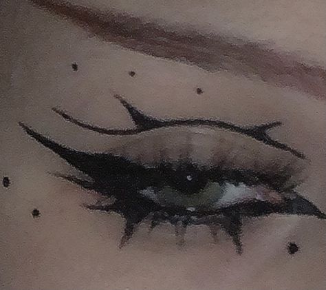 Heavy Eyeliner Makeup, Alt Graphic Liner, Cool Eyeliner Designs, Edgy Eyeliner, Cool Eyeliner, Eyeliner Design, Eyeliner Inspo, Goth Eye Makeup, Eyeliner Designs