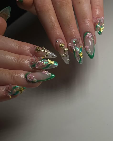 Fairy garden vibes 🧚 Nails Acrylic Fairy Core, Green Acrylic Nails Aesthetic, Fairy Vibe Nails, Gold Fairy Nails, Green Ethereal Nails, Pretty Prom Nails, Garden Fairy Nails, Fairy Theme Nails, Electric Forest Nails