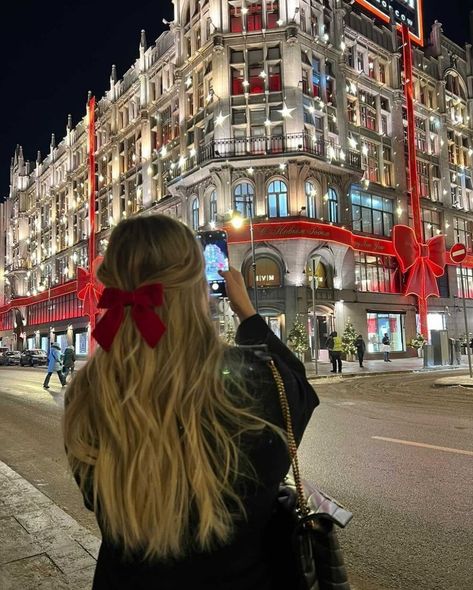 Hairbow Aesthetic, Vienna Girls, Vienna Winter, London Christmas Market, Budapest Christmas, London Photo Ideas, Christmas Instagram Pictures, Christmas Afternoon Tea, Vienna Christmas