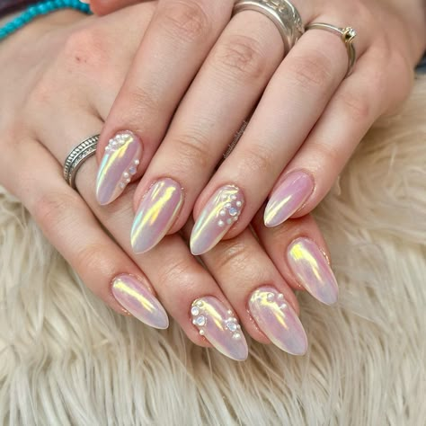 Beautiful almond shape nails with pearls, Swarovski Crystals and chrome! Almond Nails Chrome Designs, Chrome And Pearl Nails, Iredesant Pearl Nails, Pearl Nail Art Designs, Chrome Almond Nails Designs, Chrome Nails With Pearls, Chrome Wedding Nails, Chrome Pearl Nails, Pearl Chrome Nails