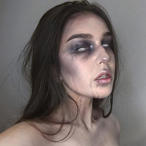 Pretty Zombie Makeup, Zombie Halloween Makeup, Creative Halloween Makeup, Zombie Halloween Costumes, Face Lace, Zombie Face, Creepy Makeup, Weird Sisters, Glitter Makeup Looks