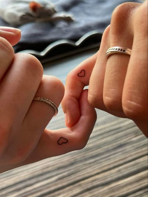 Couple Tattoo Heart, Pinky Tattoo, Heart Tattoo On Finger, Finger Tattoos For Couples, Maching Tattoos, Tiny Finger Tattoos, Small Matching Tattoos, Tattoos For Couples, Matching Tats