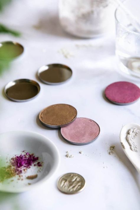 How to make pressed eye shadow Diy Eyeshadow Recipe, Homemade Contour, Natural Cosmetics Aesthetic, Diy Cream Eyeshadow, Homemade Eyeshadow, Eyeshadow Recipe, Cosmetic Making, Diy Eye Shadow, Bathing Culture