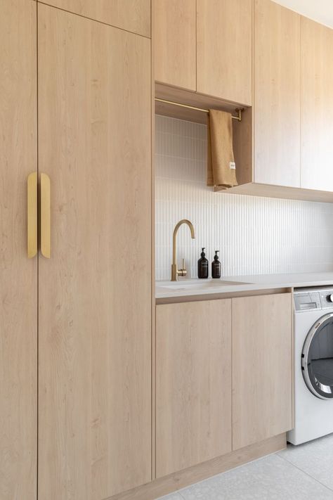 A warm toned laundry filled with wooden joinery and brushed brass tapware and accessories. Palm Springs Interior Design, Palm Springs Interior, Laundry Cupboard, Perfect Laundry Room, Palm Springs Architecture, Abi Interiors, Laundry Room/mudroom, Laundry Room Ideas Small Space, Hawaii House