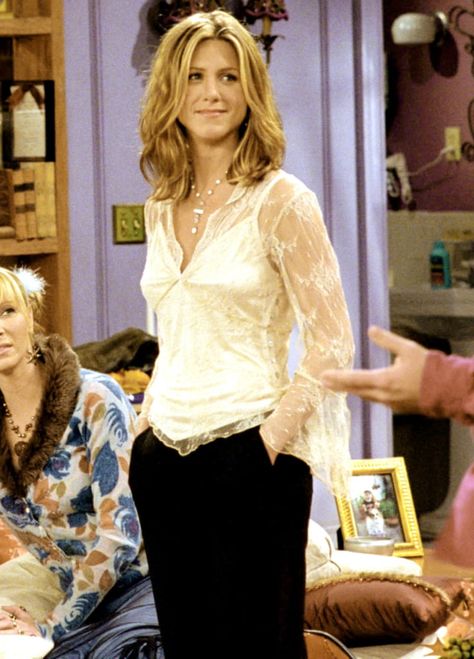 Rachel Green Wearing a White Lace Top on Friends 90s Lace Top, How To Be Rachel Green, Green Lace Top Outfit, Friends Outfits 90s Rachel Green, White Lace Top Outfit, Lace Top Outfit White, Lace Top Outfit, Friends 90s, Estilo Rachel Green