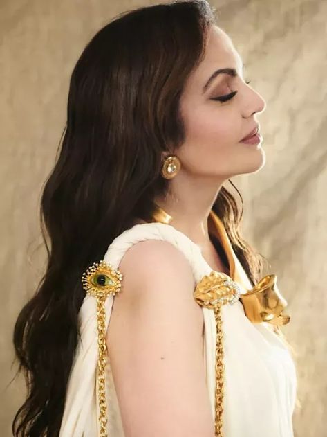 Nita Ambani Accentuated Her Look With Gold 'Anatomical' Brooches And Diamond Earrings As Hair Pins Anant Ambani, Cake For Boyfriend, Nita Ambani, Diamond Ear Cuff, Celebrity Wedding, Diamond Brooch, Bride Style, Star Shape, Celebrity Weddings