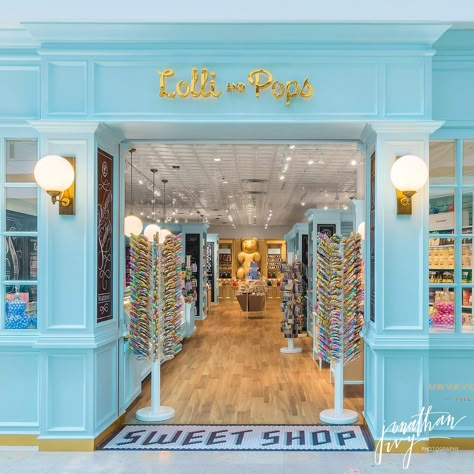 Lolli and Pops Candy store in the Woodlands photographed by http://www.jonathanivy.com #vintage #Candy #Store Candy Store Ideas, Candy Store Design, Candy Store Display, Boutique Patisserie, Lolli And Pops, Classic Candy, Shop Fronts, Vintage Candy, Sweet Shop