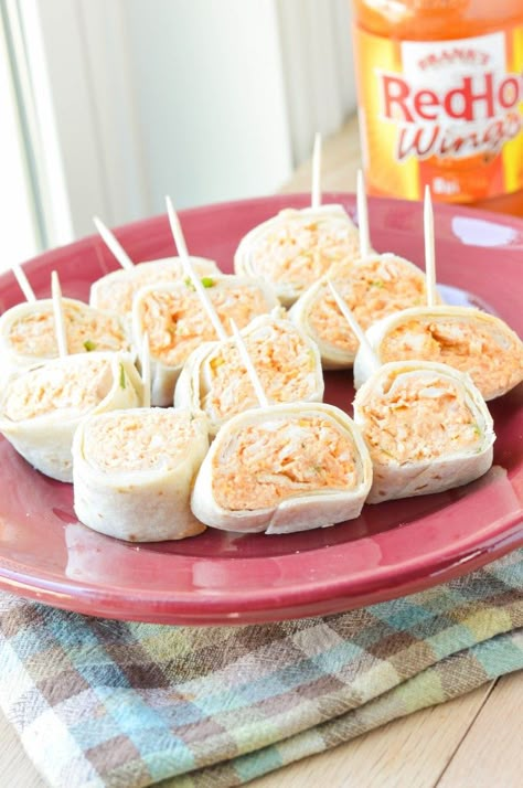 These buffalo chicken tortilla roll-ups are a super easy appetizer and a definite crowd pleaser! Buffalo Chicken Tortilla, Super Easy Appetizers, Chicken Roll Ups, Tortilla Rolls, Chicken Roll, Roll Ups Tortilla, Bar Food, Dips Appetizers, Tortilla Wraps