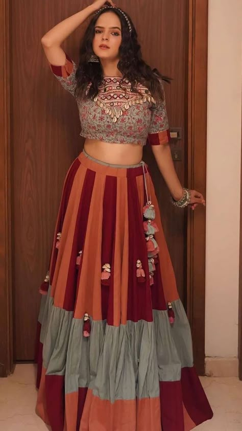 6 Stunning Lehengas By Palak Sindhwani For Bridesmaid Look Lehengas For Bridesmaid, Navratri Choli Designs, Garba Fits, Choli Designs Blouses, Navratri Design, Palak Sindhwani, Garba Dresses, Navratri Blouse, Bride Fashion Photography