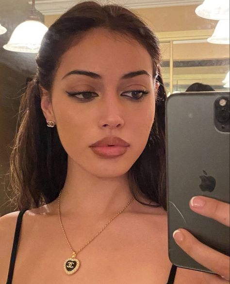 Beautiful cindy kimberly taking a picture of herself in a mirror. She is looking at her phone while in a bathroom. Her hair is in a half up half down look with a smokey eye, and a natural base. Her lips are in a gradient from the inner being a light natural colour to a dark mauve colour on the outer lips. Perfect for a smokey look when going out with friend. Sexy, classic, and fun. Cindy Wolfie, Brutal Prince, Paris Culture, Cindy Kimberly, Make Up Inspo, Love Travel, Travel Fashion, Pretty Makeup, Aesthetic Makeup