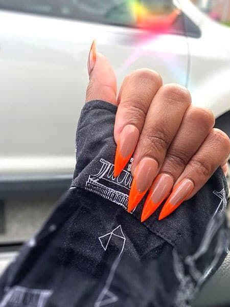 Neon Design Nails Summer, Long Orange French Tip Nails, Stiletto Nails Summer Colors, Orange French Acrylic Nails, Orange Neon French Nails, Nail Designs Stilleto Long, Orang Nails Ideas, Neon Orange Nail Ideas Summer, Bright Tip Nails