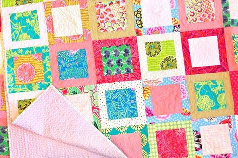 Here is a fun and easy Square-in-Square Quilt Tutorial. A great way to let beautiful fabric shine! Square In Square Quilt, Free Modern Quilt Patterns, Square In A Square Quilt, Suzy Quilts, Simple Quilts, Easy Quilting, Bright Quilts, Scrappy Quilt Patterns, Fat Quarter Quilt