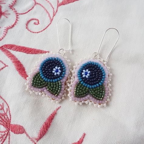 Beaded Strawberry Earrings Native, Ojibwe Beadwork Patterns, Beaded Blueberry Earrings, Beaded Blueberries, Metis Beaded Earrings, Beaded Earrings On Felt, Indigenous Beading Patterns, Flat Stitch Beaded Earrings, Strawberry Beadwork