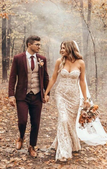 Wedding Tuxedo For Men Fall, Rust Colored Suit Wedding, Marron Wedding Suit, Maroon Tweed Wedding Suit, Fall Groom Tuxedo, Brown Wedding Tuxedo Grooms, Autumn Wedding Mens Outfit, Groomsmen Autumn Wedding, Fall Wedding Colors Tuxedo