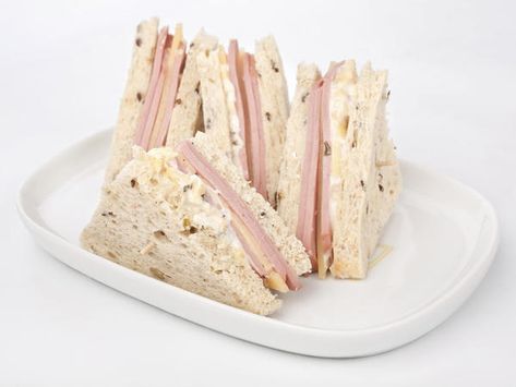 small ham sandwich triangles Kids Party Sandwiches, Tea Finger Sandwiches, Tasty Snack Ideas, Sandwiches For A Crowd, Fruit Lollies, Ham Sandwich Recipes, Toddler Snack Ideas, Cold Finger Foods, Tea Party Sandwiches