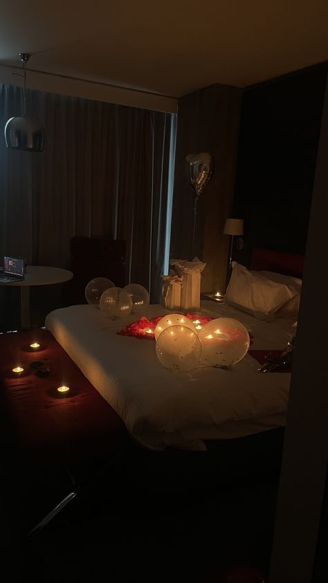 Hotel Rooms Decorated For Birthday, Hotel Rooms Birthday Ideas, Hotel With Rose Petals, Boyfriend Hotel Room Surprise Romantic, Romantic Hotel Rooms Decorations, Hotel Room Design Romantic, Hotel Valentines Day Ideas, Hotel Room Wedding Decorations, Decorative Hotel Room For Him