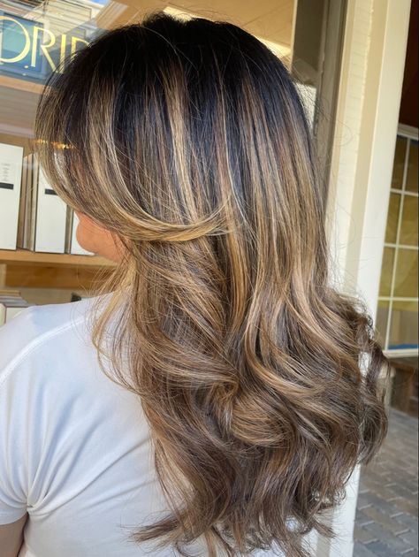 Hair inspiration and ideas Brown Hair With Highlights And Curtain Bangs, Caramel Balayage With Bangs, Curtain Bangs With Balayage, Highlights Brown Hair Bangs, Bangs With Balayage, Carmel Brown Hair, Brown Hair Bangs, Carmel Highlights, Brown Hair With Lowlights