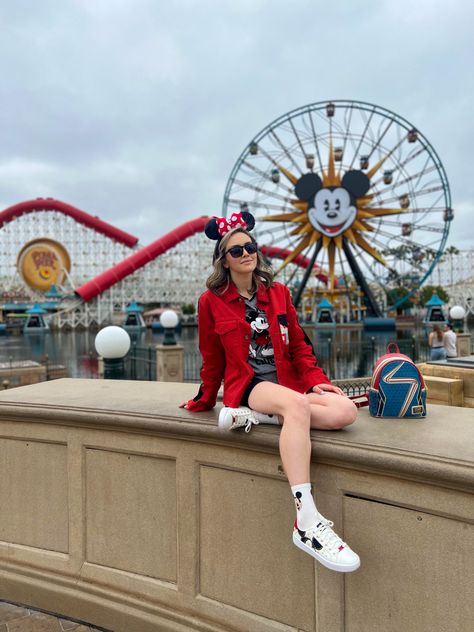 Disney California #gabrielavasquez #disneyootd #disneyland #disney California Adventures Outfits, Disneyland California Photo Ideas, Disney Photos Ideas, Outfit Para Disneyland, Theme Park Photo Ideas, Hong Kong Disneyland Outfit, Outfit Para Disney, Looks Disney Park, Disney Poses Ideas