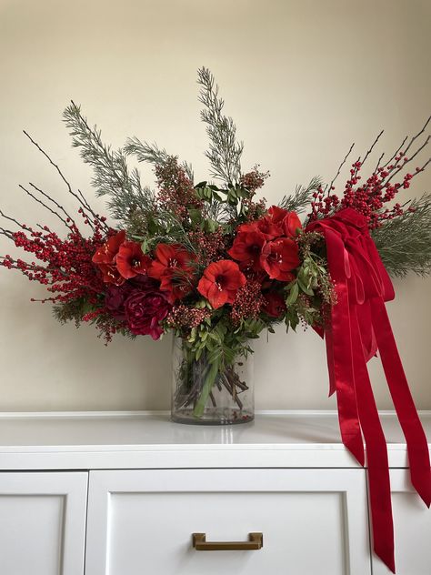 Christmas Floral Arrangements Diy, Christmas Arrangements Centerpieces, Xmas Flowers, Holiday Floral Arrangements, Christmas Vases, Christmas Bouquet, Christmas Flower Arrangements, Holiday Arrangement, Christmas Floral Arrangements