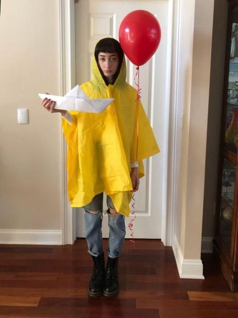 Georgie from <i>It</I>- Oprah Easy Halloween Outfit, Costumes Faciles, Halloween Costumes Easy, Hot Halloween Outfits, Halloween Coustumes, Holloween Costume, Fest Outfits, Last Minute Halloween, Diy Halloween Costumes Easy